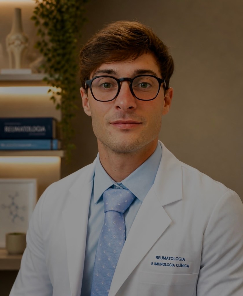 Dr. Victor Berçot, médico reumatologista, com jaleco branco em consultório